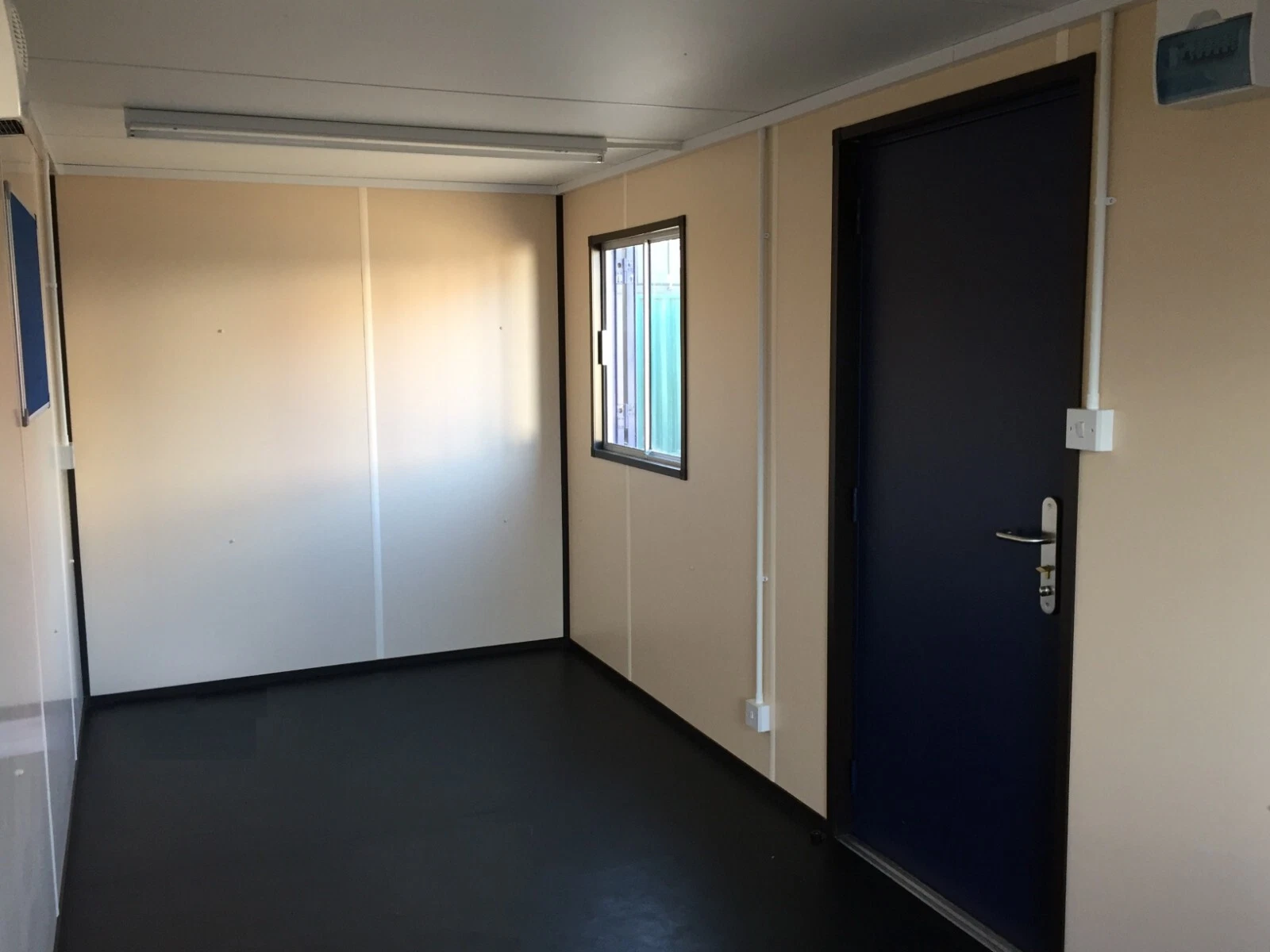 20ft x 8ft Portable Office Site Cabin Container – Modular Workspace Solution - Image 3